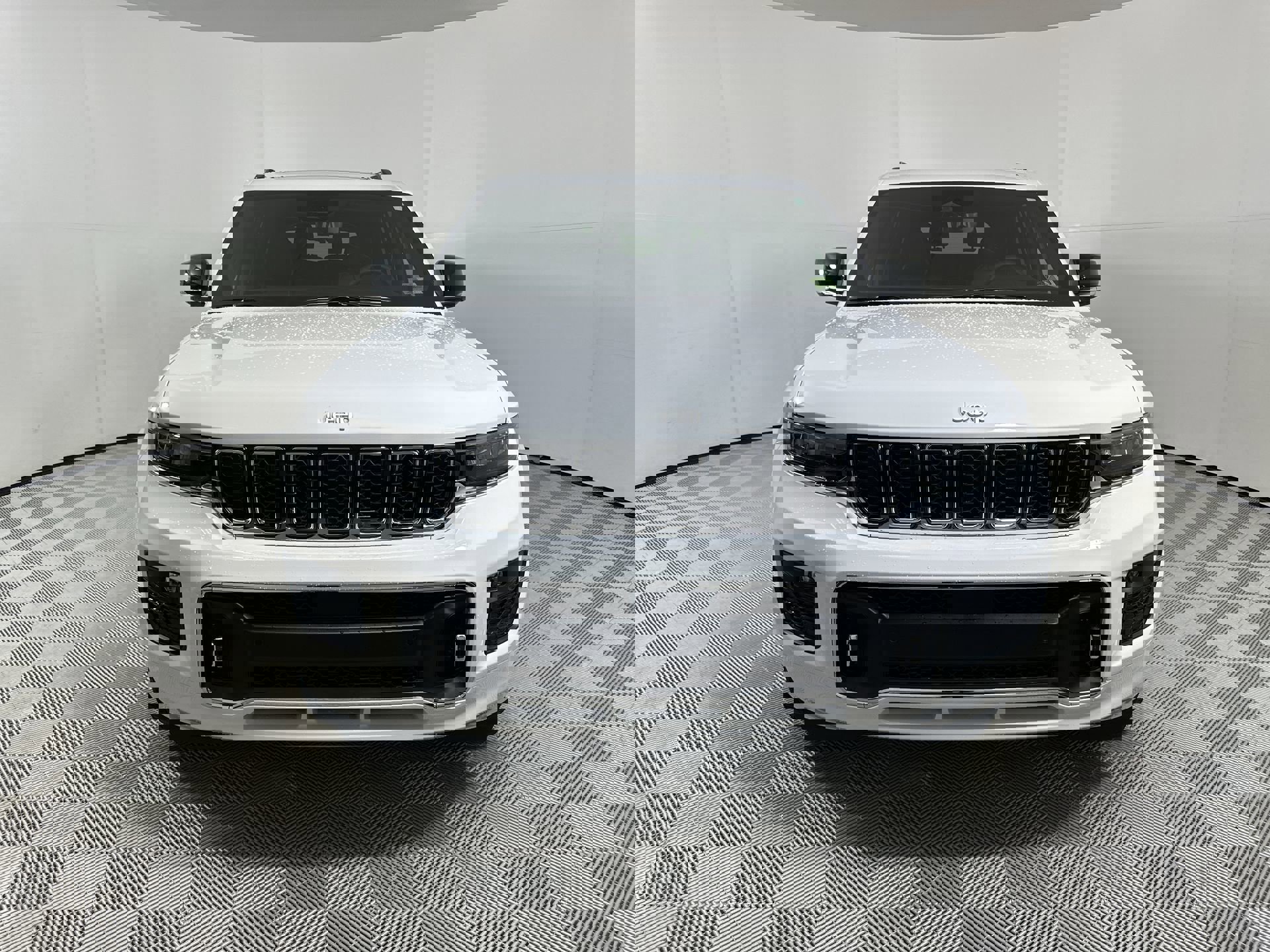 2025 Jeep Grand Cherokee Overland photo 3