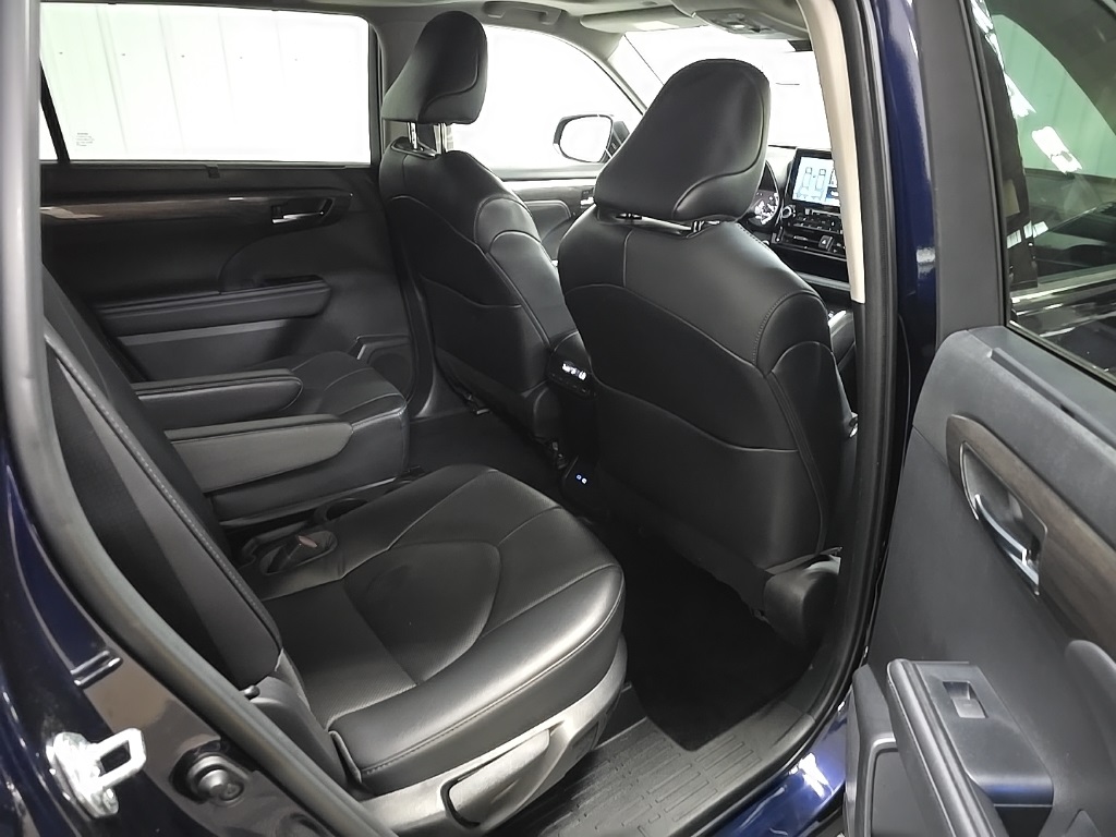 2022 Toyota Highlander Limited photo 17