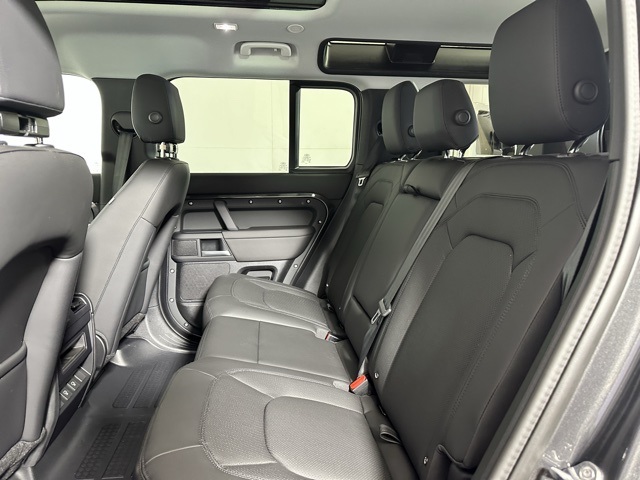 2025 Land Rover Defender 110 S photo 17