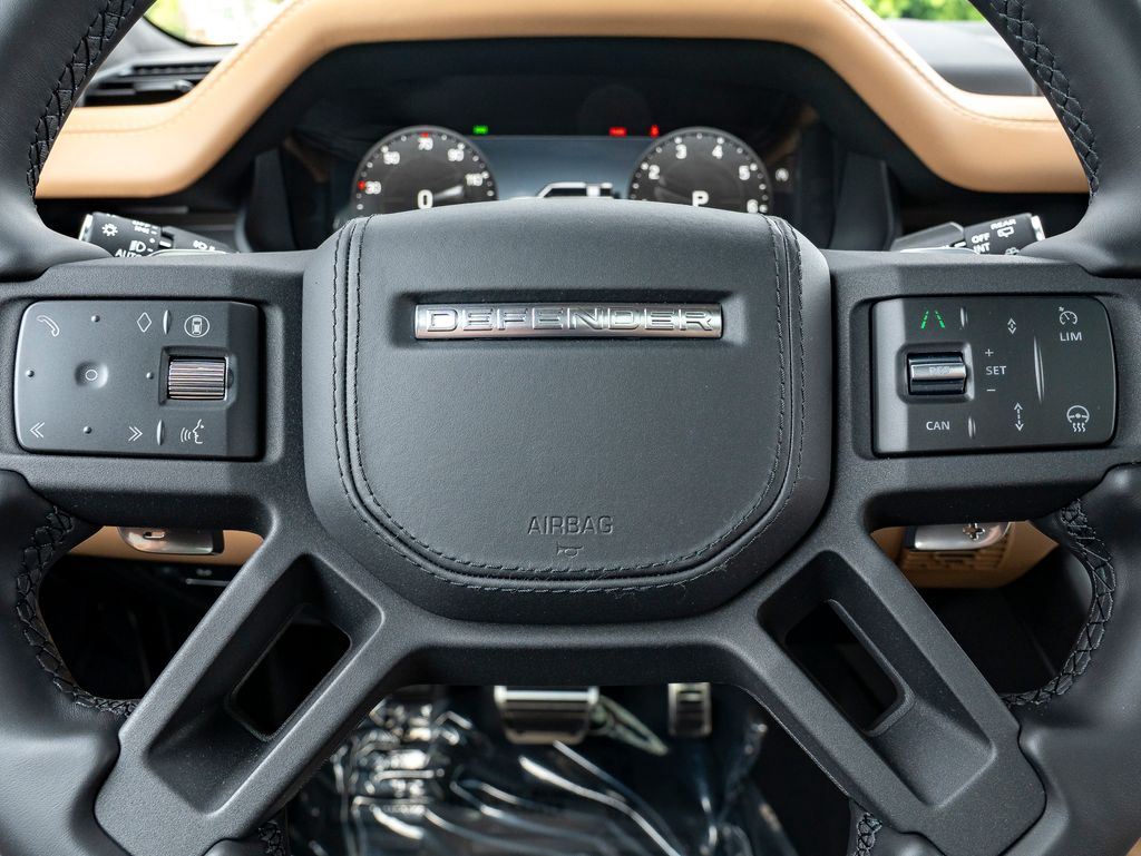2025 Land Rover Defender 110 V8 photo 14