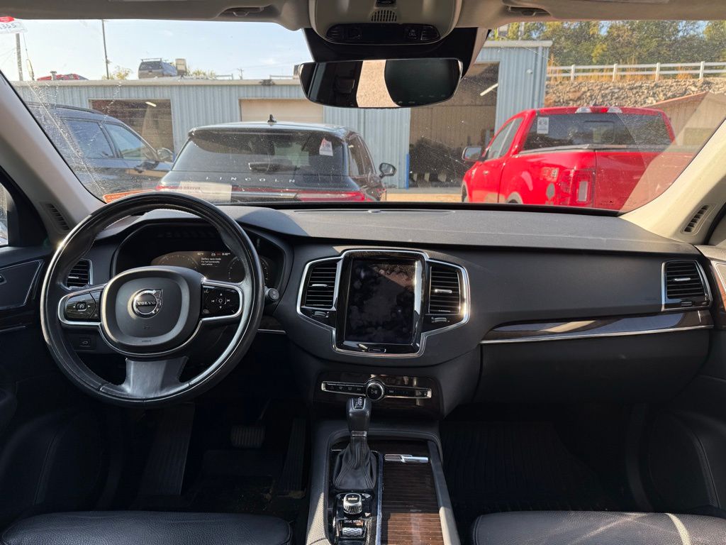 2016 Volvo XC90 T6 Momentum photo 9