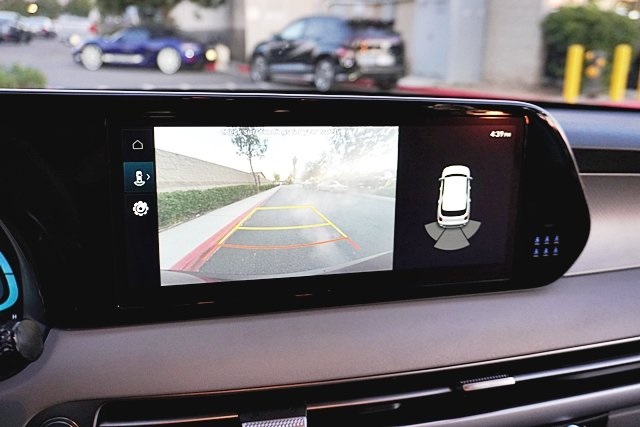 Used 2023 Red Hyundai SE image 26