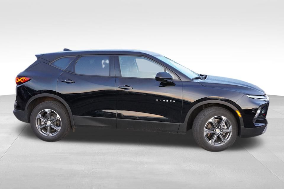 2025 Chevrolet Blazer 2LT photo 2