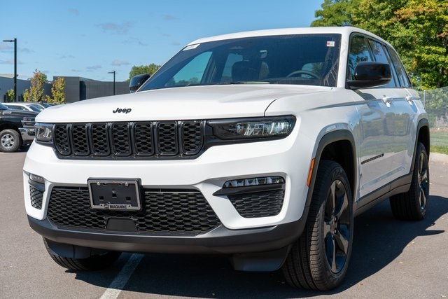 2025 Jeep Grand Cherokee Limited photo 2