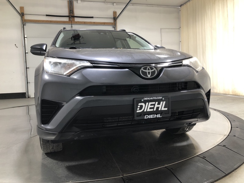 2018 Toyota RAV4 LE photo 2