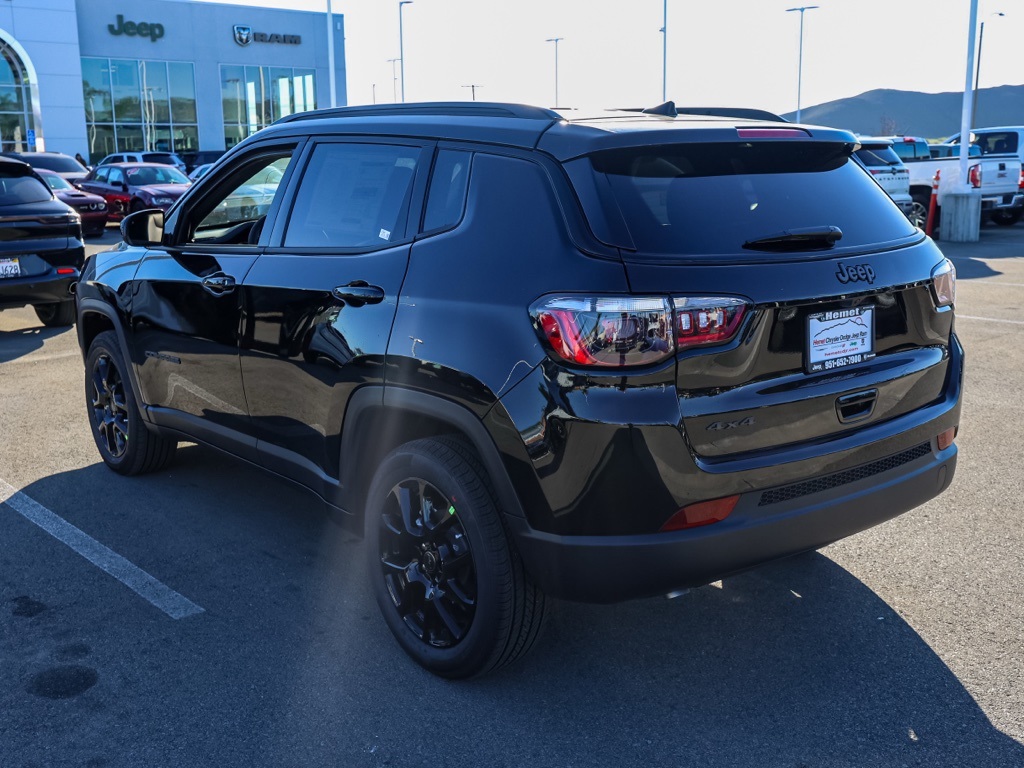 New 2026 Diamond Black Crystal Pearl-Coat Exterior Paint Jeep Latitude image 4