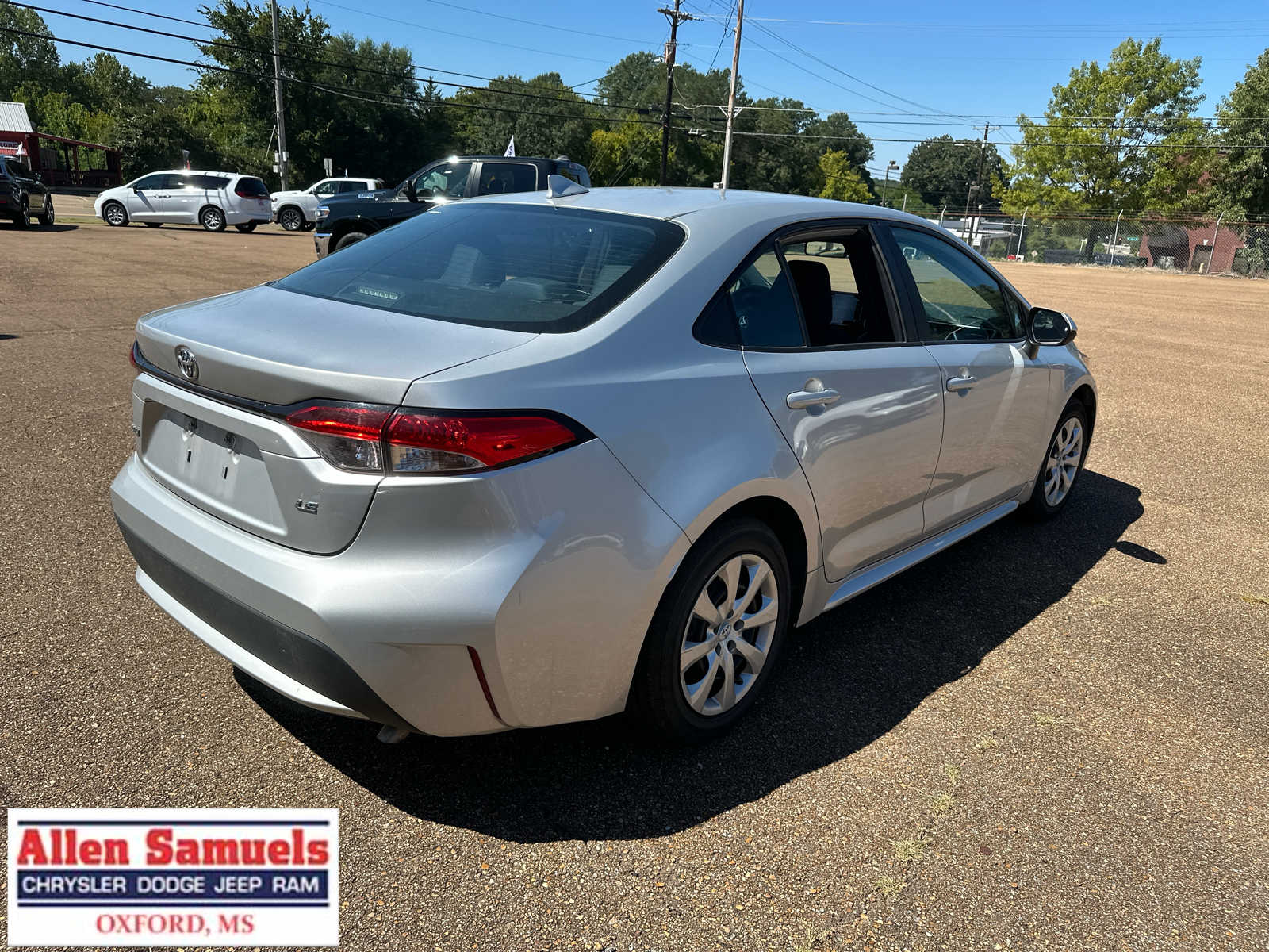 2021 Toyota Corolla LE photo 3