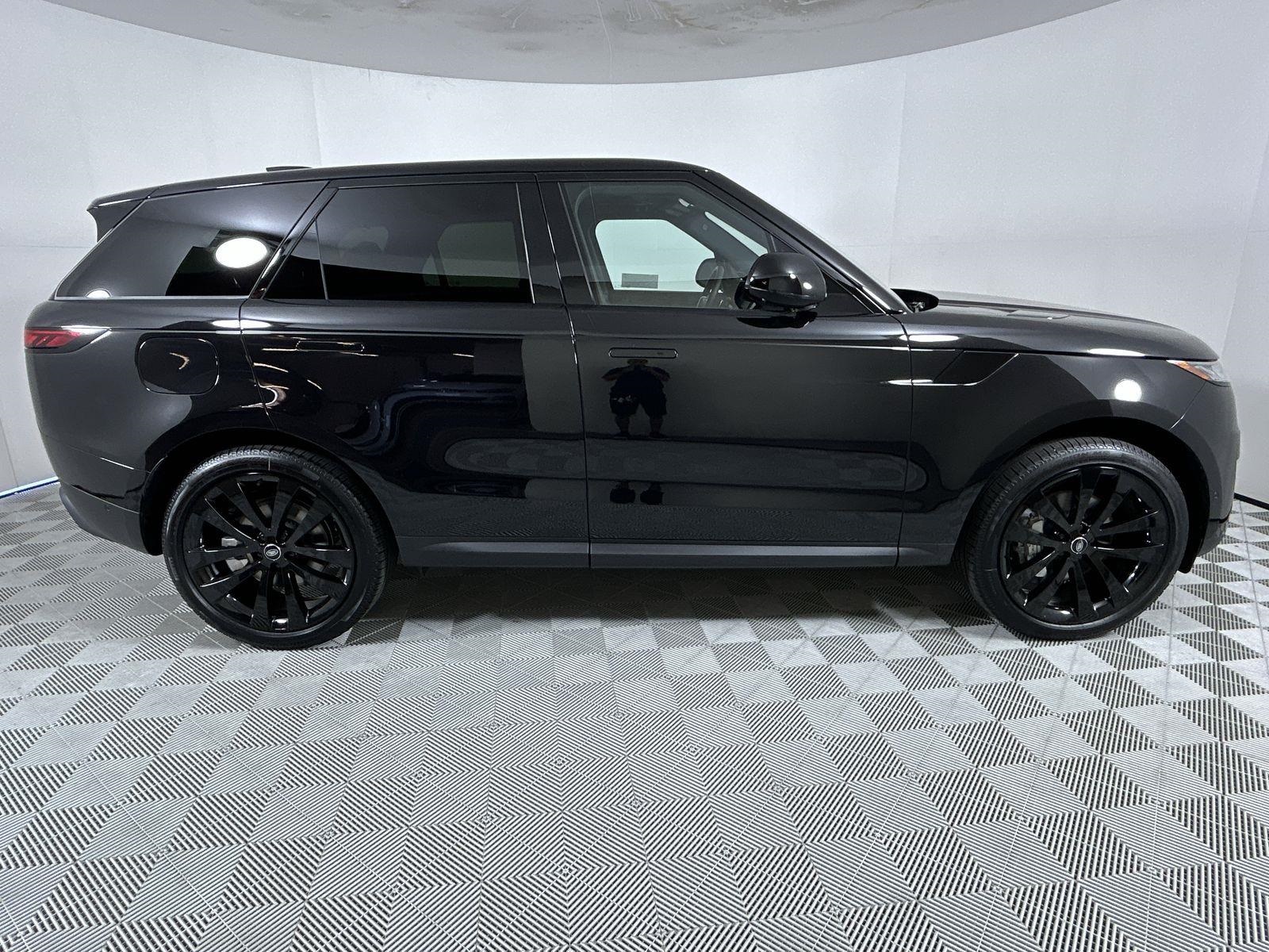 2025 Land Rover Range Rover Sport SE photo 4