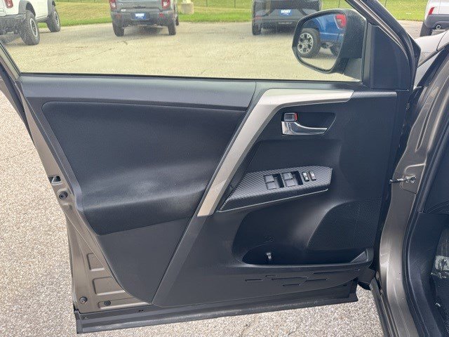 2015 Toyota RAV4 XLE photo 9