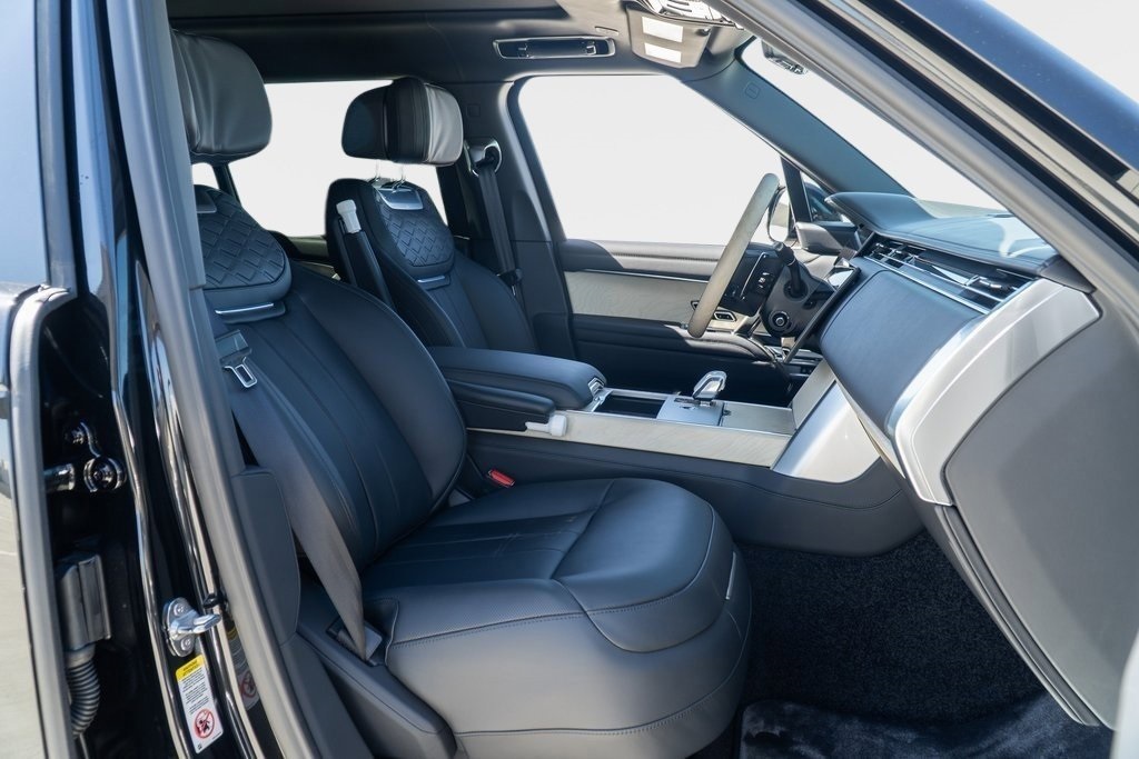 2025 Land Rover Range Rover SV photo 18
