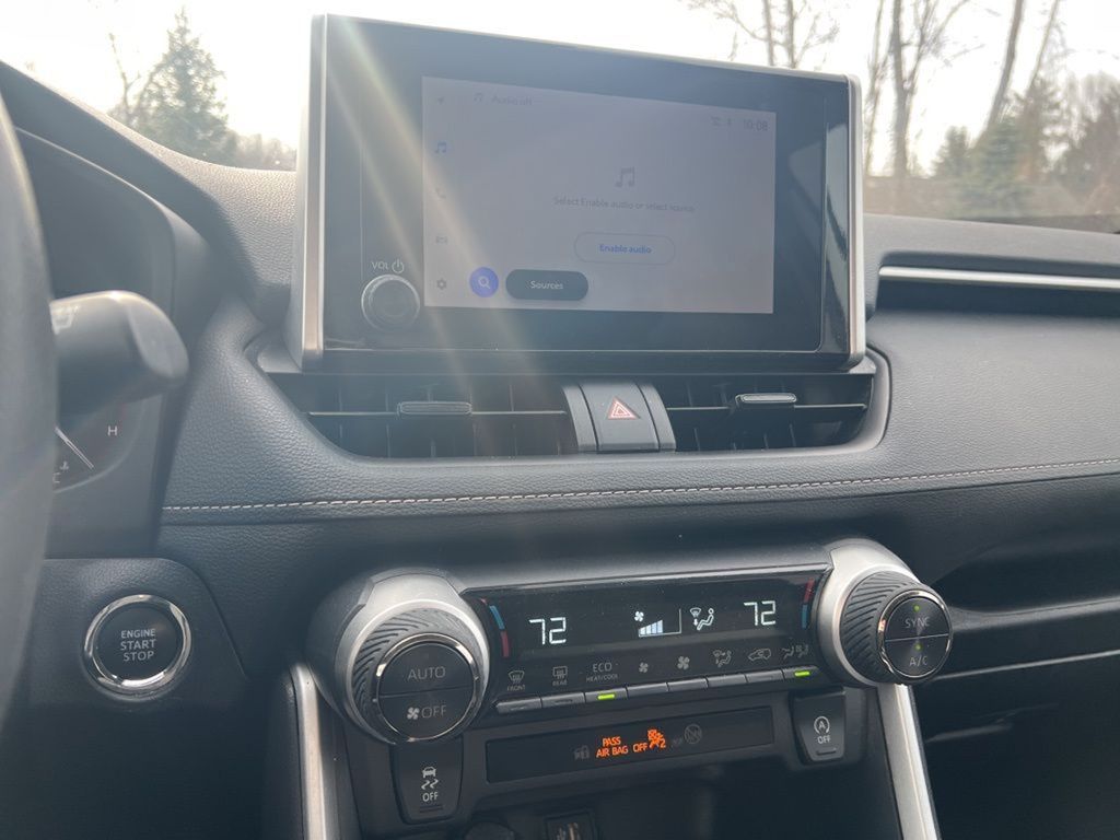 2024 Toyota RAV4 XLE photo 16