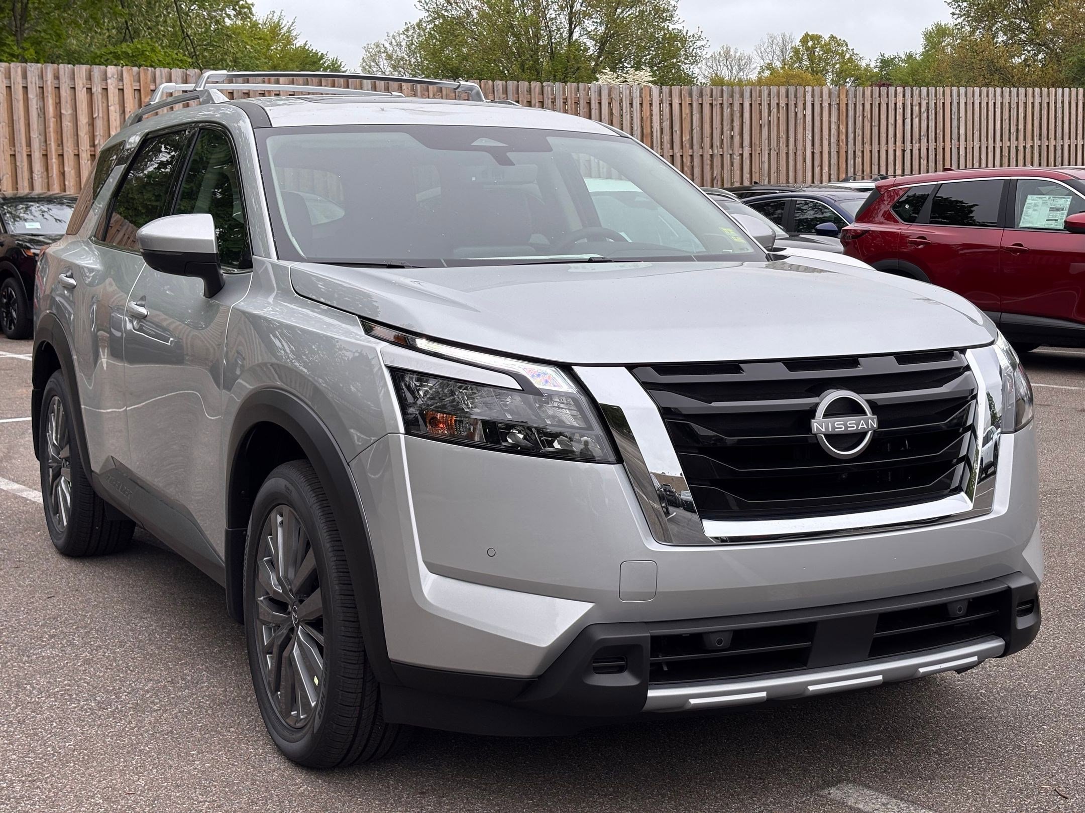 2025 Nissan Pathfinder SL photo 4