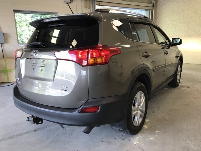 2015 Toyota RAV4 LE photo 2