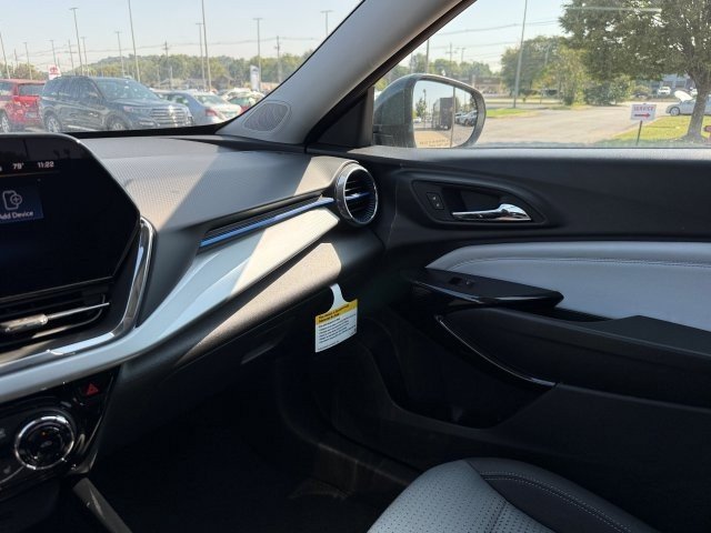 2025 Chevrolet Trax LT photo 15