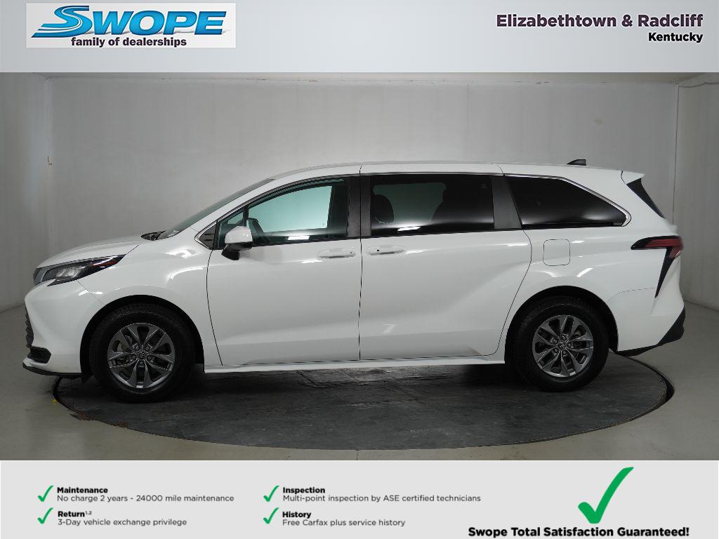 2022 Toyota Sienna LE photo 4
