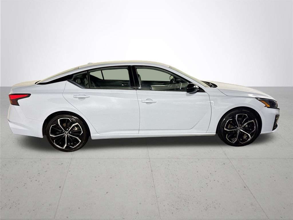 2023 Nissan Altima 2.5 SR photo 2