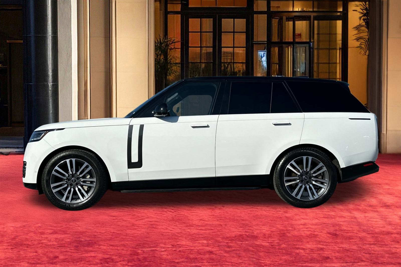 2023 Land Rover Range Rover SE photo 2