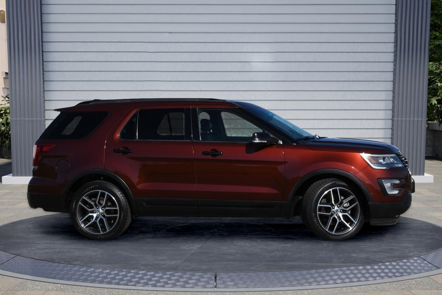 2016 Ford Explorer Sport photo 2