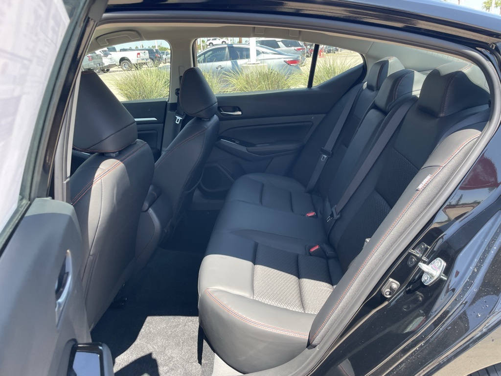2025 Nissan Altima SR photo 17