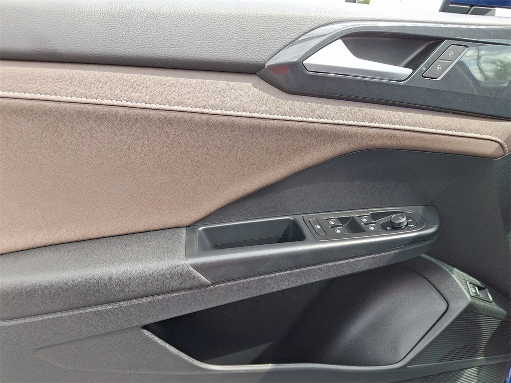 2022 Volkswagen Taos SEL photo 12