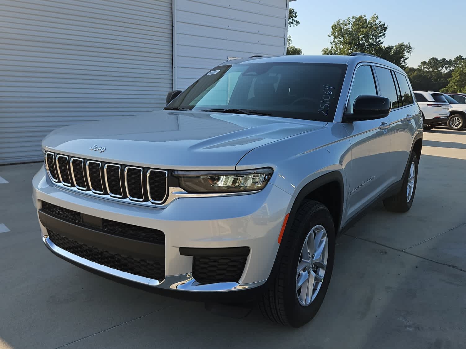 2025 Jeep Grand Cherokee Laredo X photo 2