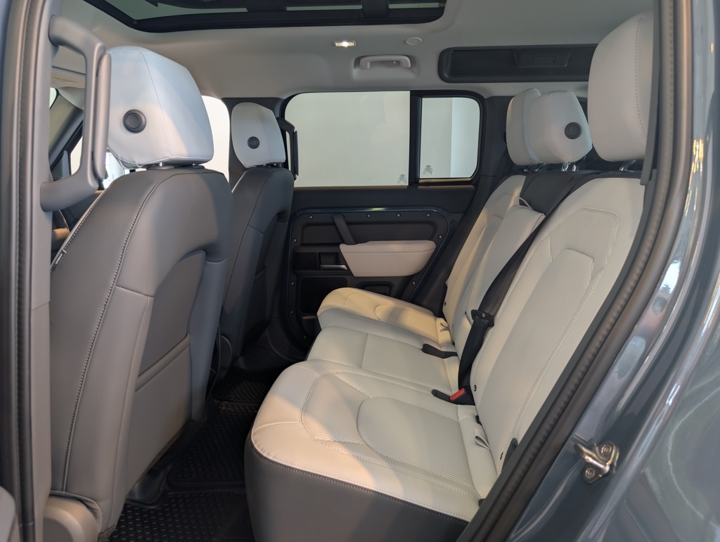 2025 Land Rover Defender 110 S photo 21