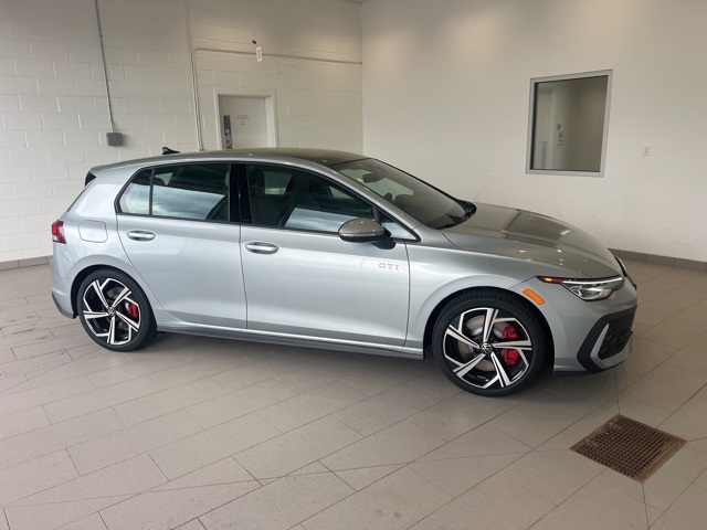 2025 Volkswagen Golf GTI SE photo 2