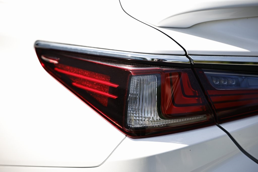 2021 Lexus ES 300h photo 9
