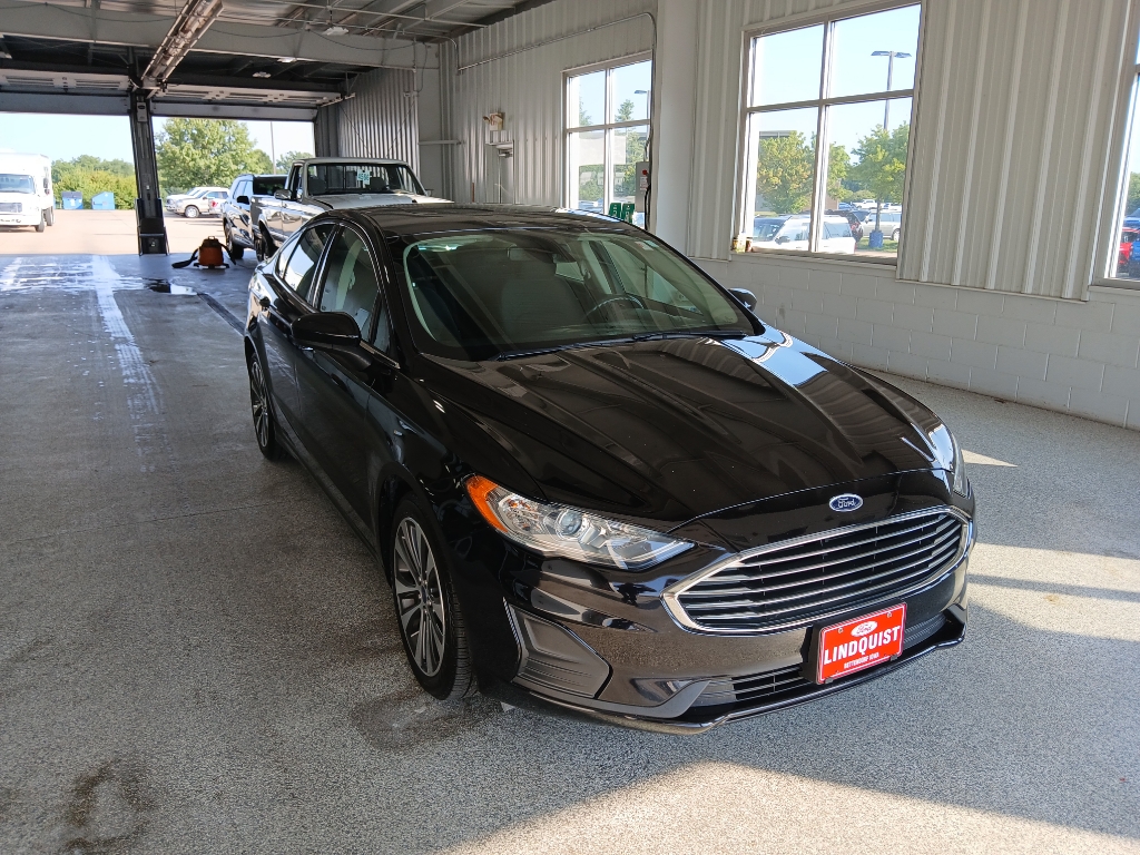 Used 2020 Ford Fusion SE with VIN 3FA6P0T9XLR258617 for sale in Bettendorf, IA
