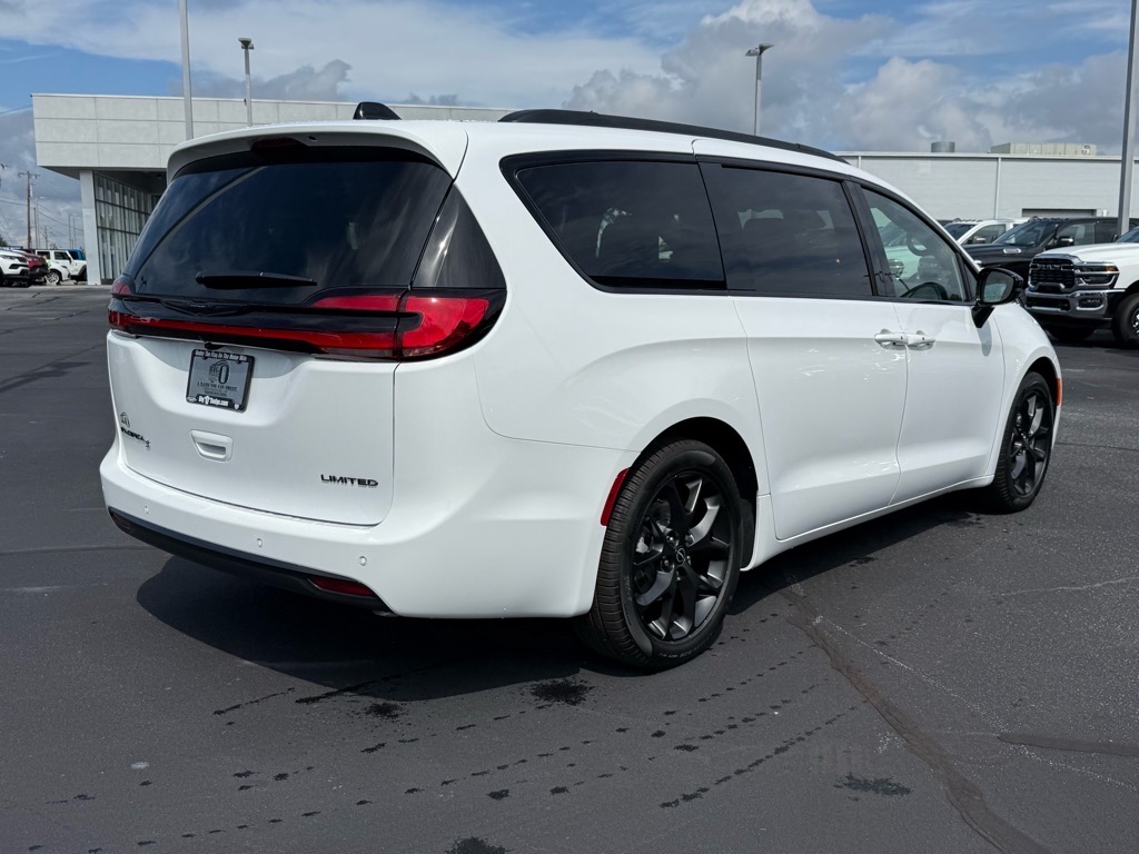 2026 Chrysler Pacifica Limited photo 3