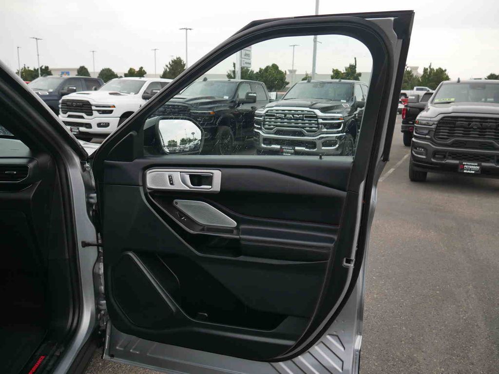 2024 Ford Explorer ST photo 25