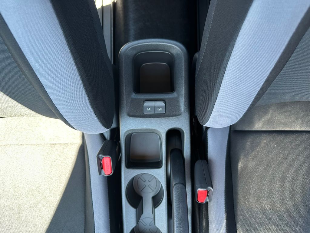 2025 Nissan Versa 1.6 S photo 18