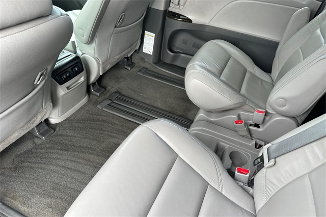 2018 Toyota Sienna XLE photo 12