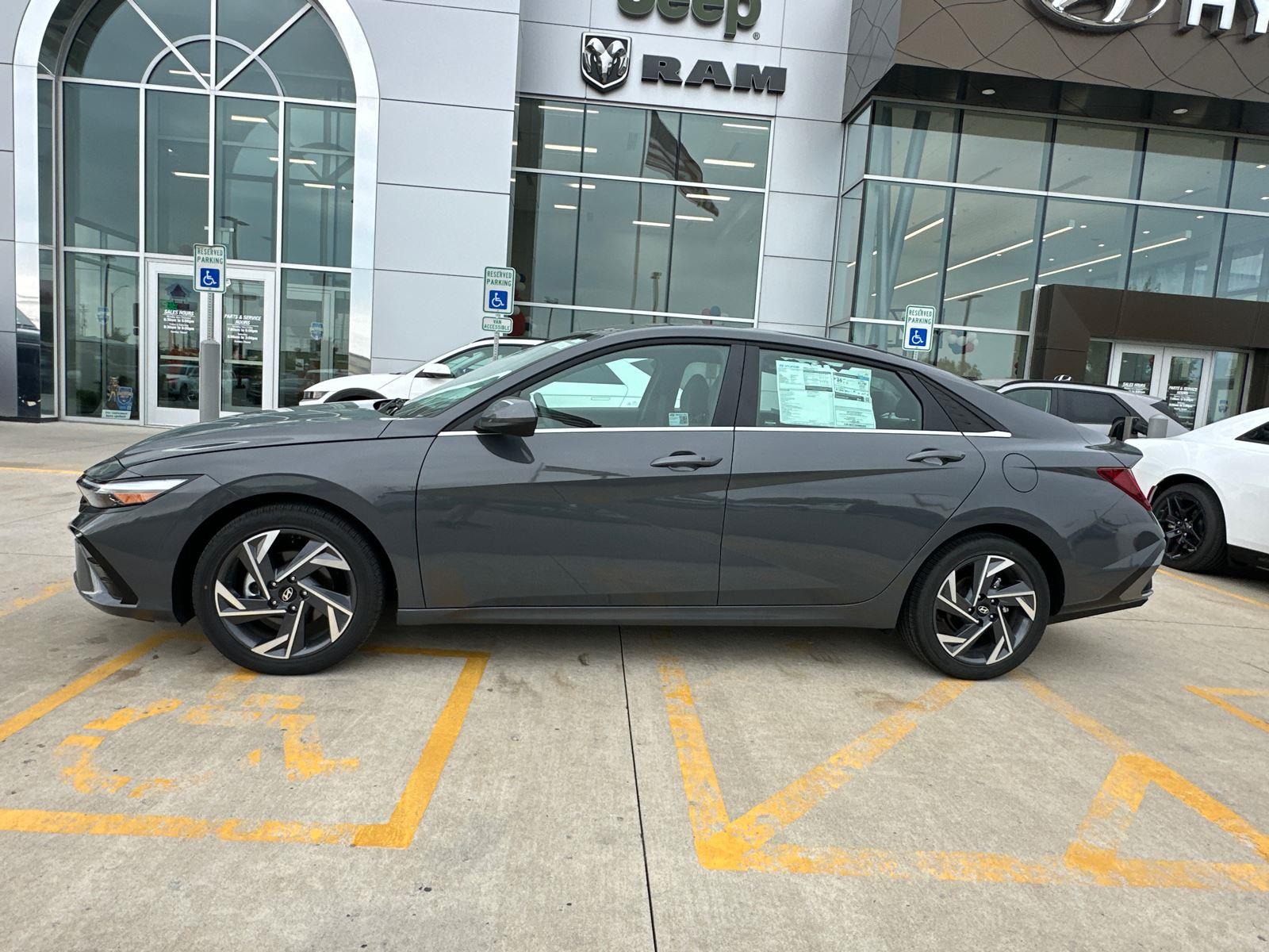 2025 Hyundai Elantra SEL Convenience photo 3