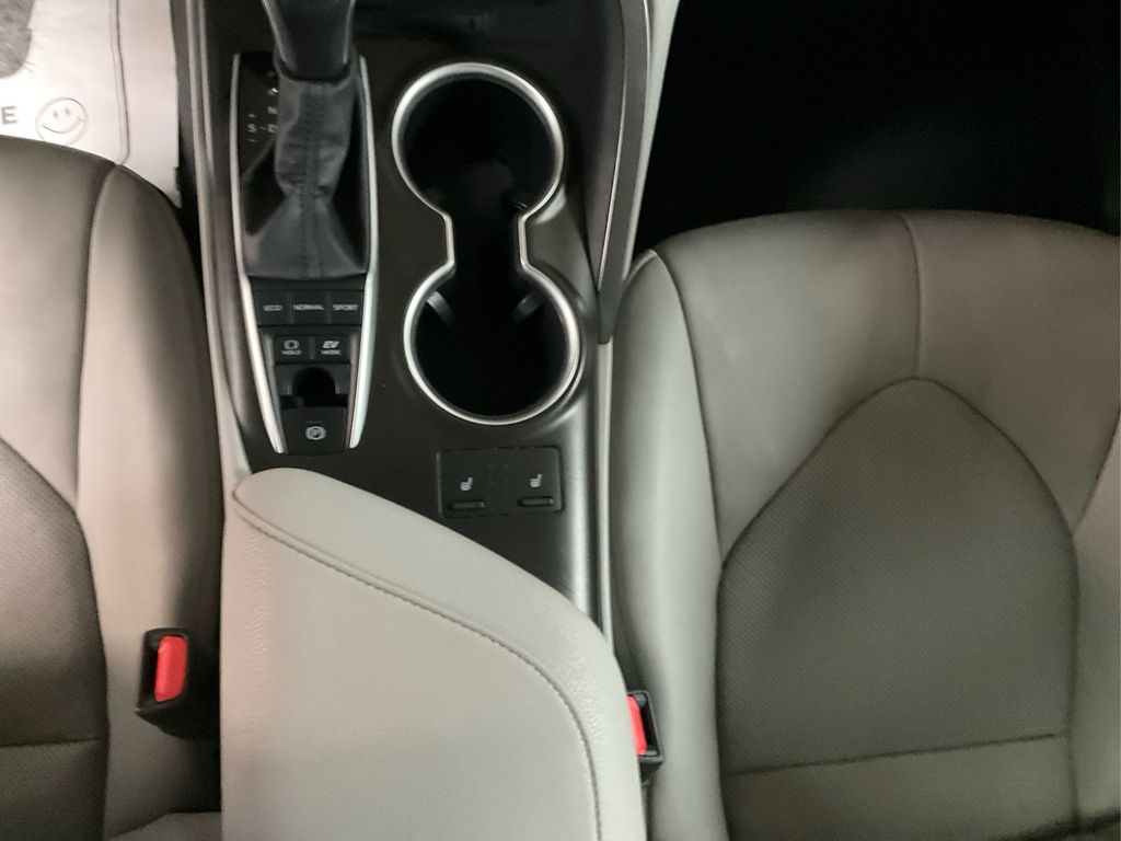 2022 Toyota Camry Hybrid XLE photo 14