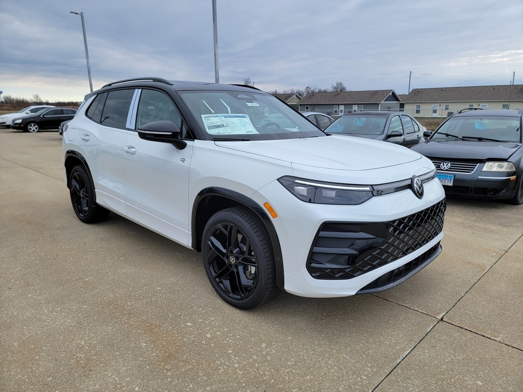 2026 Volkswagen Tiguan SE R-LINE BLACK's photo