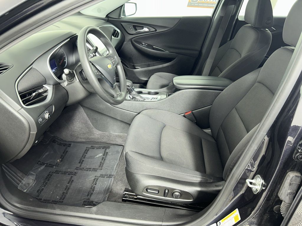 2023 Chevrolet Malibu 1LT photo 2