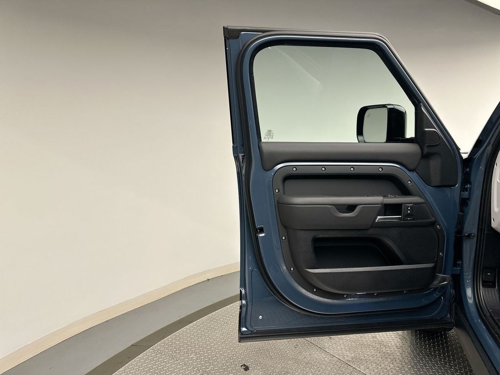 2025 Land Rover Defender 110 S photo 5