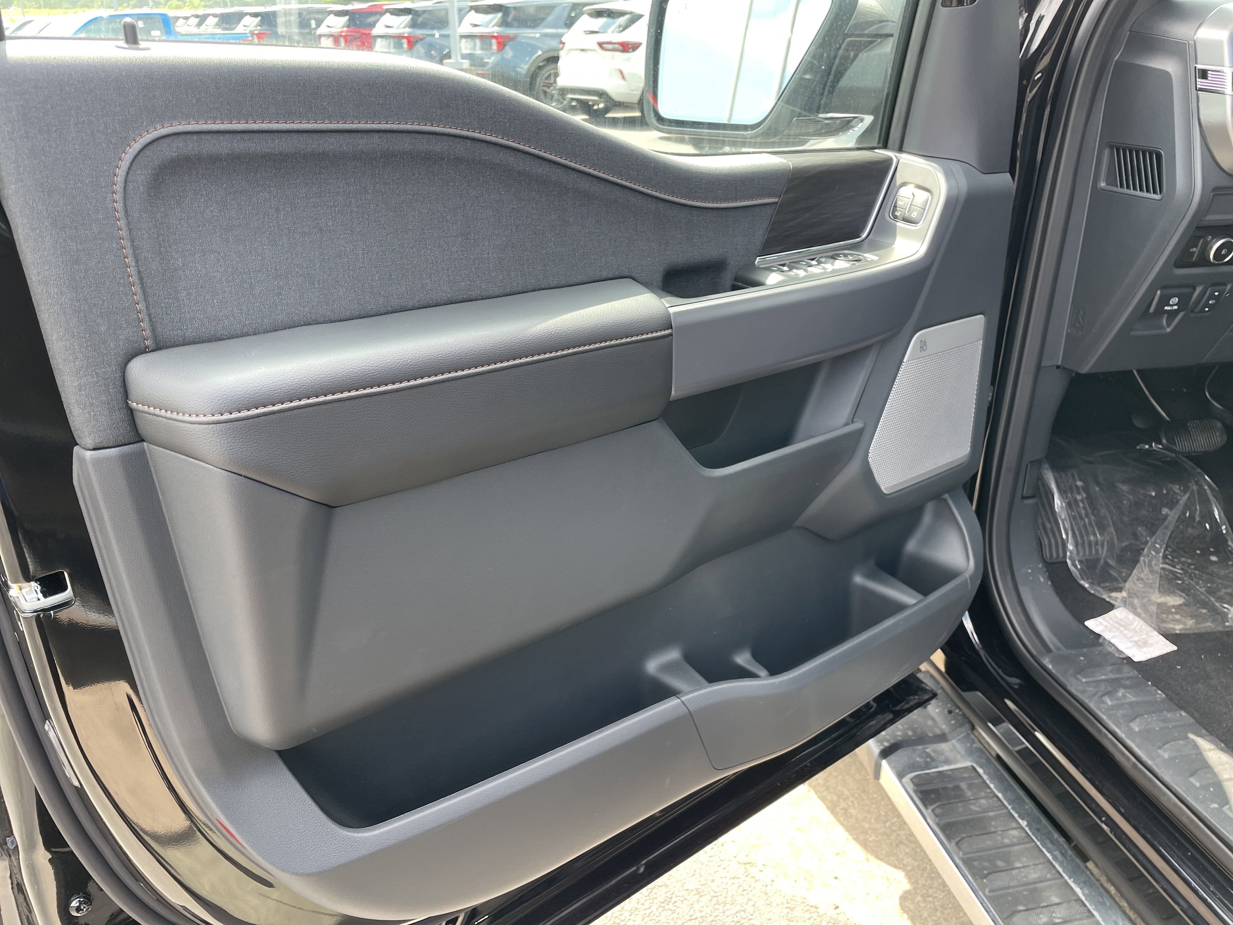 2025 Ford F-150 Lariat photo 2