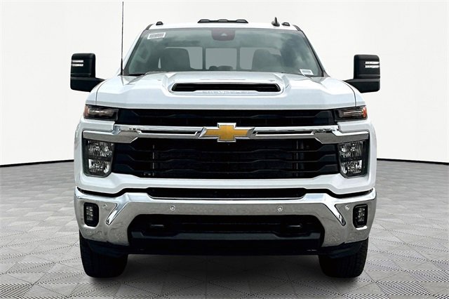 2025 Chevrolet Silverado LT photo 2