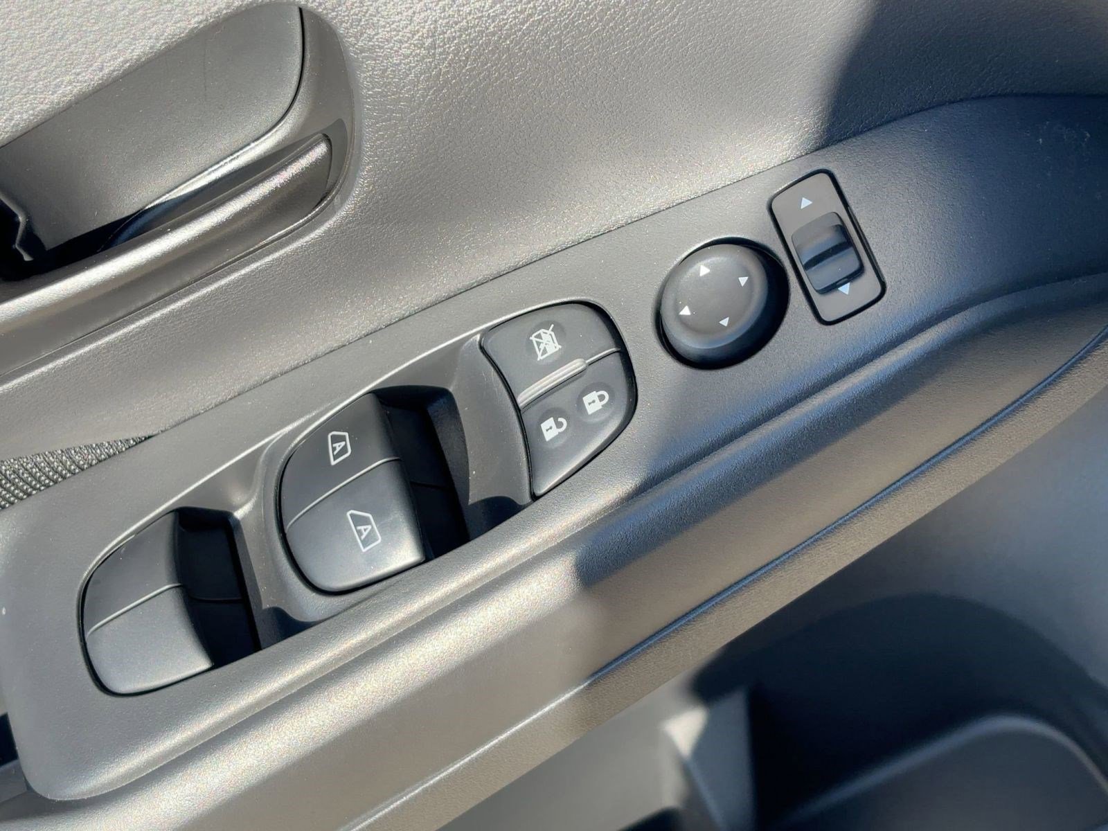 2025 Nissan Kicks Play S photo 18