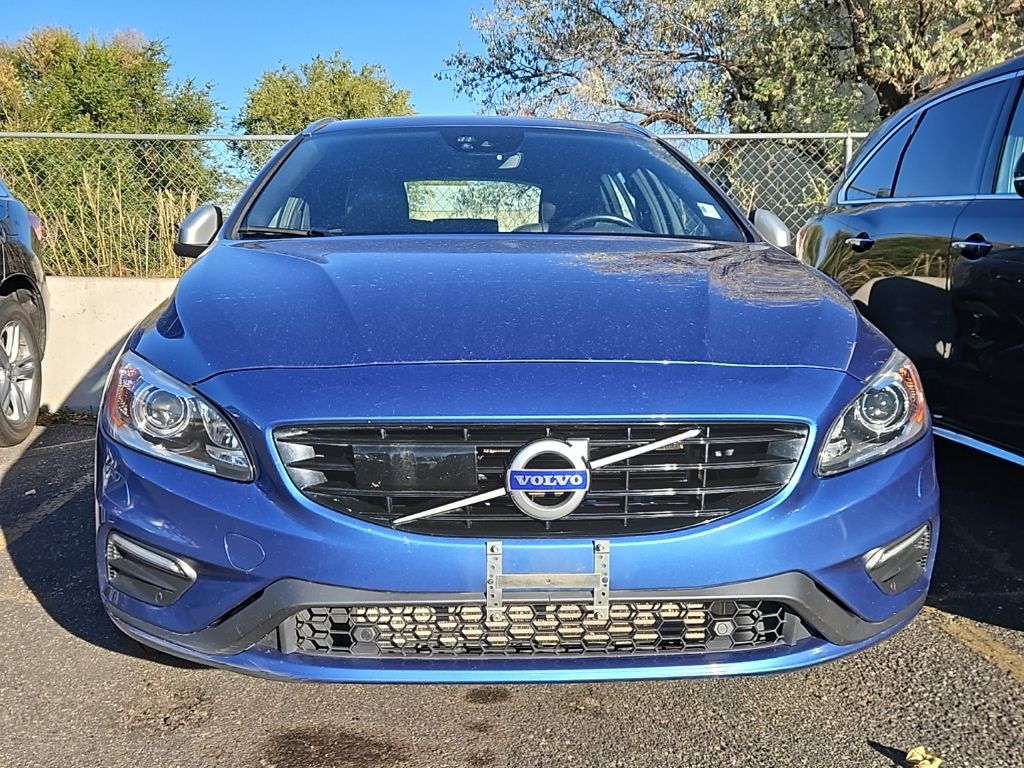 2017 Volvo V60 T6 R-Design Platinum photo 2