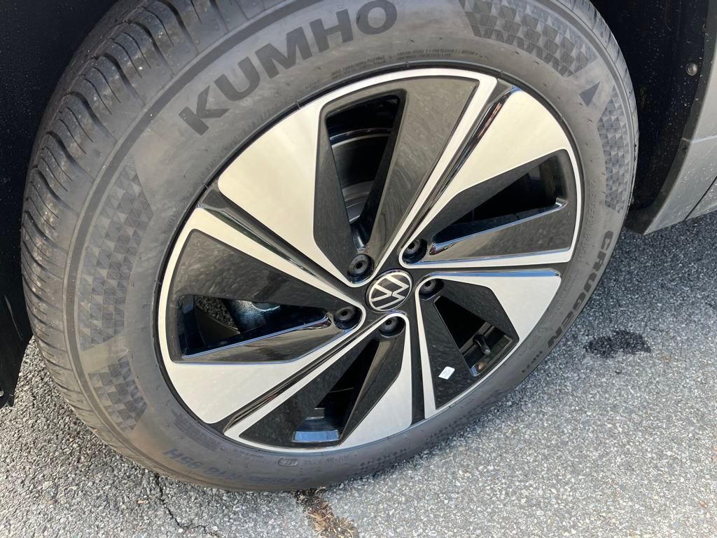 2025 Volkswagen Taos SE photo 2
