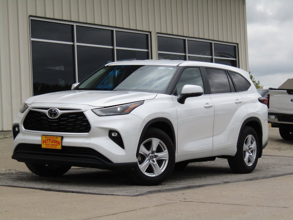 2024 Toyota Highlander LE photo 13