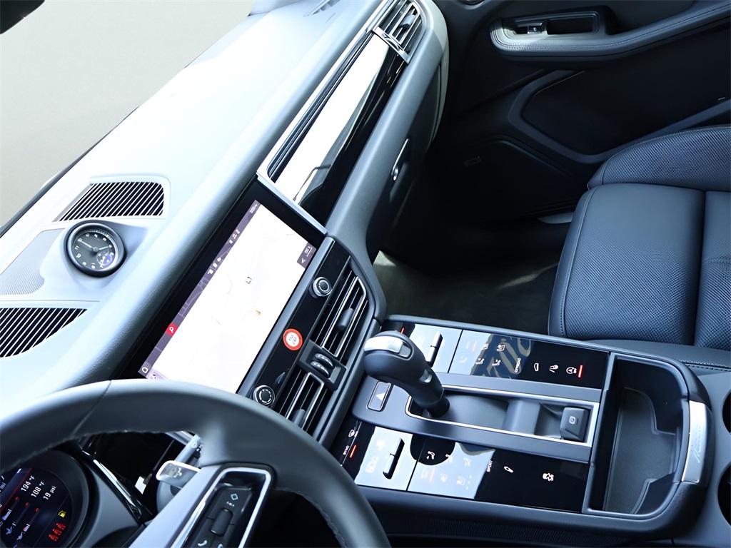 2022 Porsche Macan S photo 19