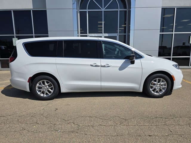 2026 Chrysler Pacifica photo 2