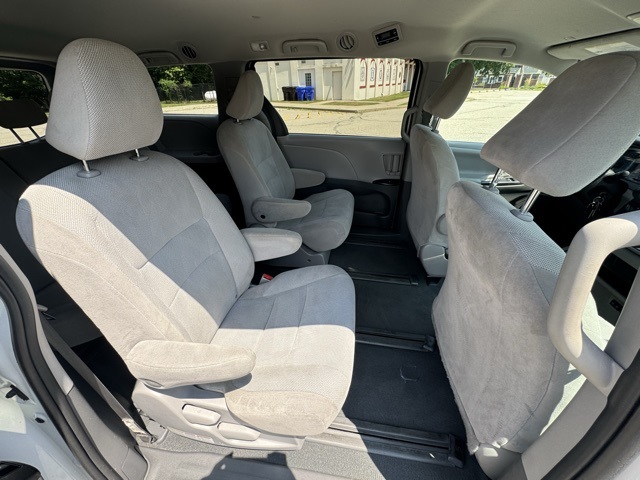 2020 Toyota Sienna L photo 13