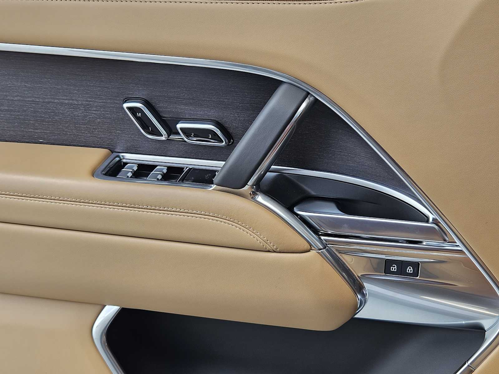 2025 Land Rover Range Rover SE photo 18
