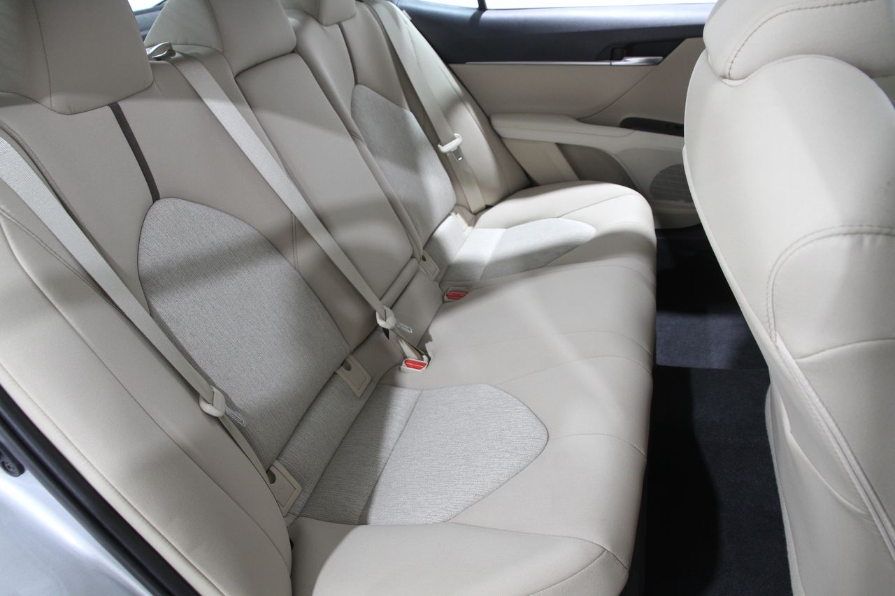2020 Toyota Camry Hybrid LE photo 16