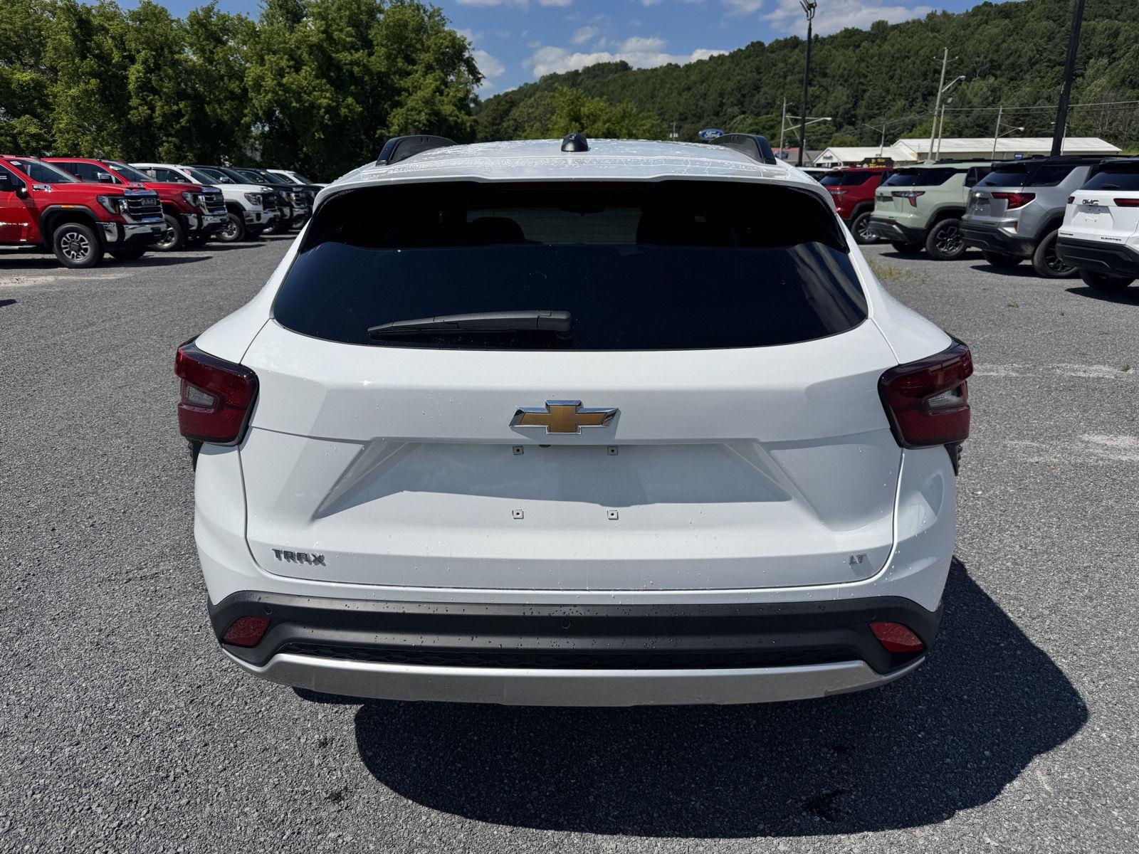 2025 Chevrolet Trax LT photo 4